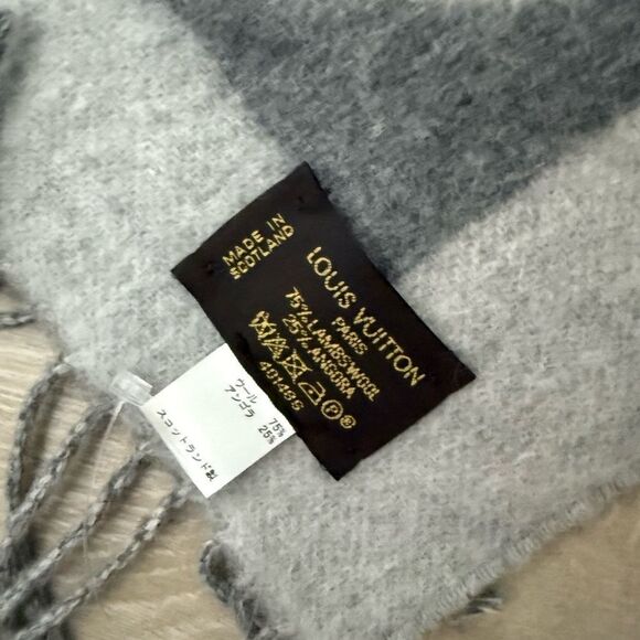 Used excellent condition LV Elegant Gray Wool Scarf - Picture 4 of 7